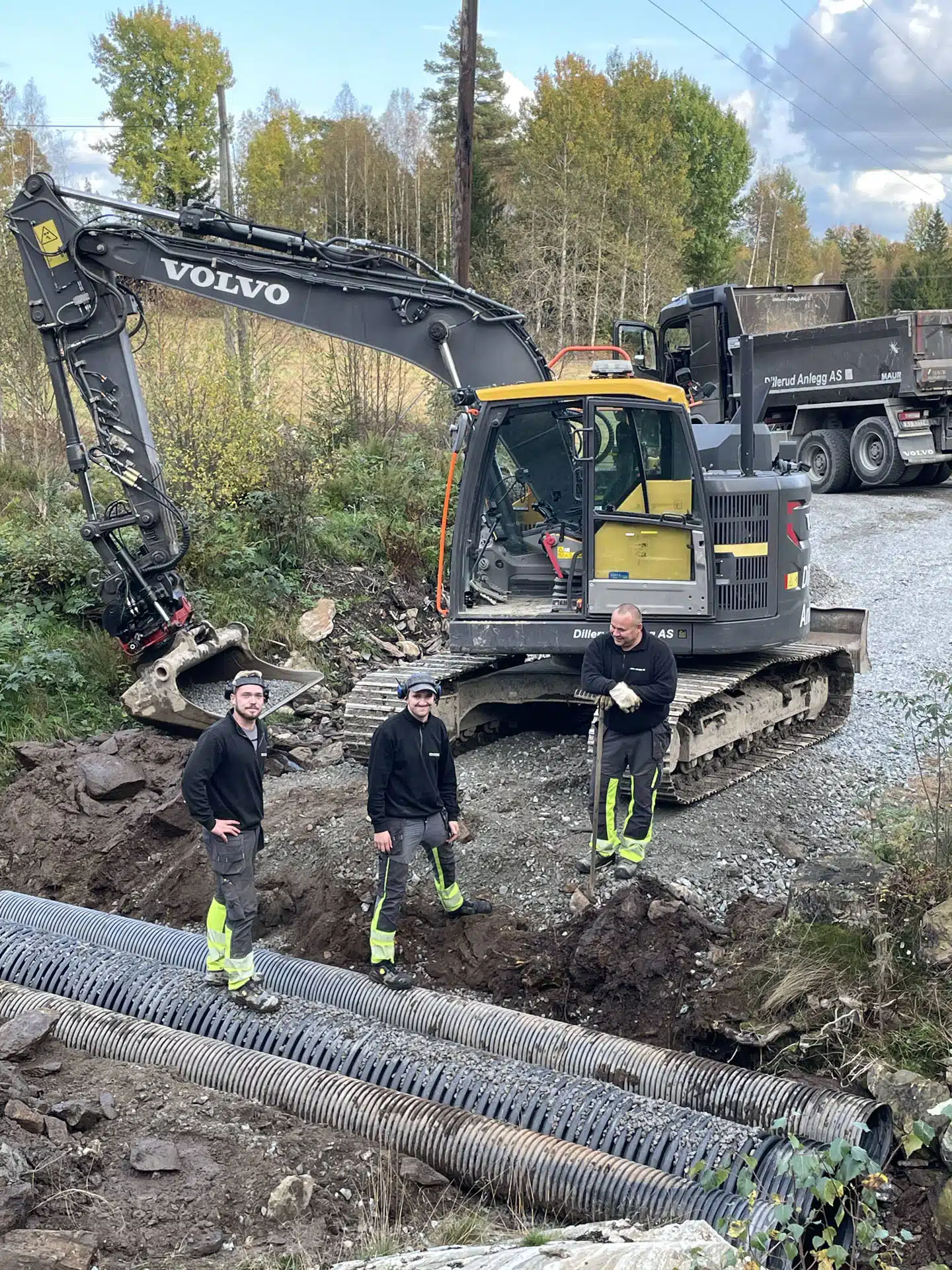 Hans Petter Dillerud, Svein Engebretsen og Ludvig Anthony Engebretsen på graveoppdrag