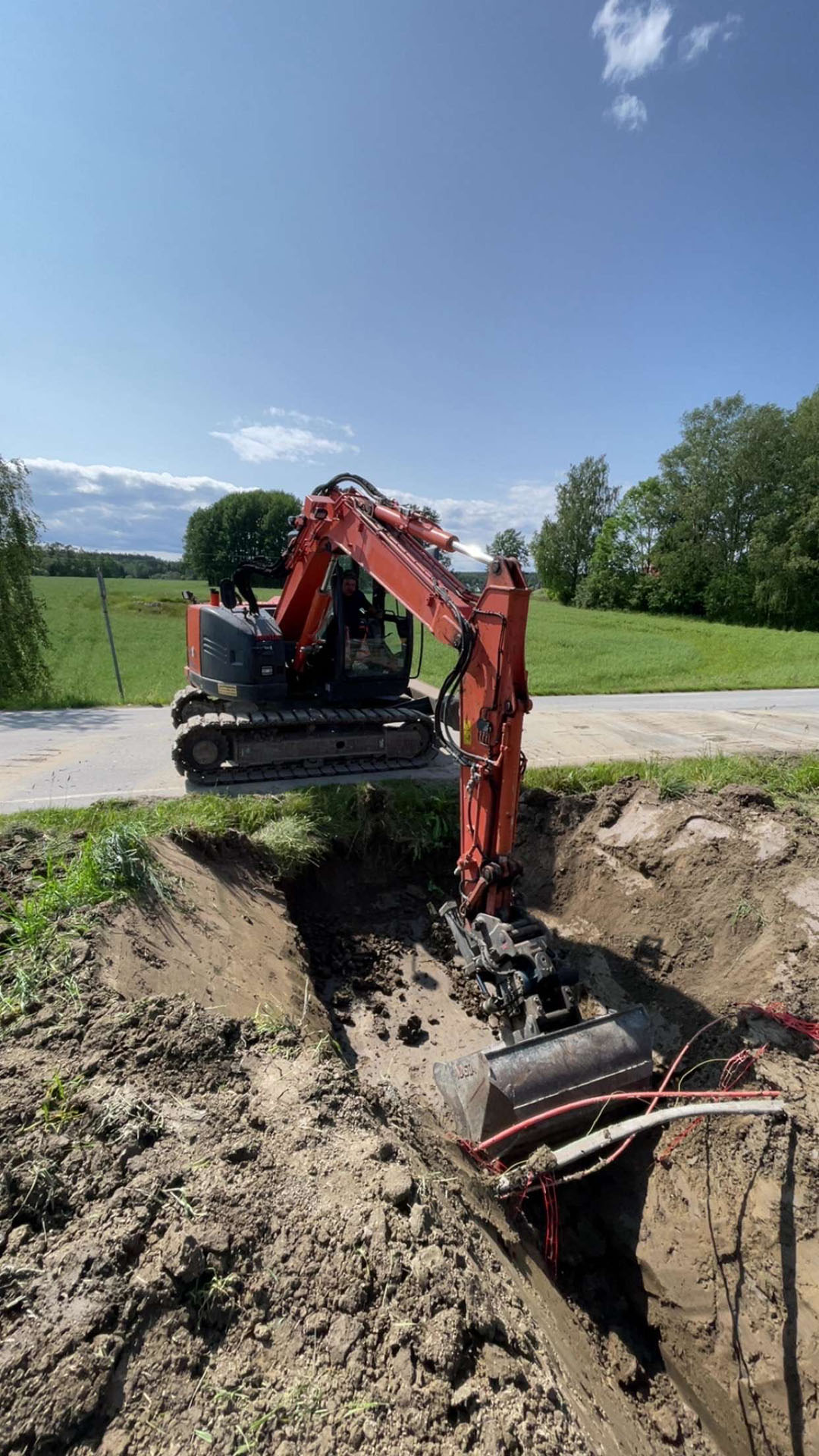 Gravemaskin som graver opp en ny grøft